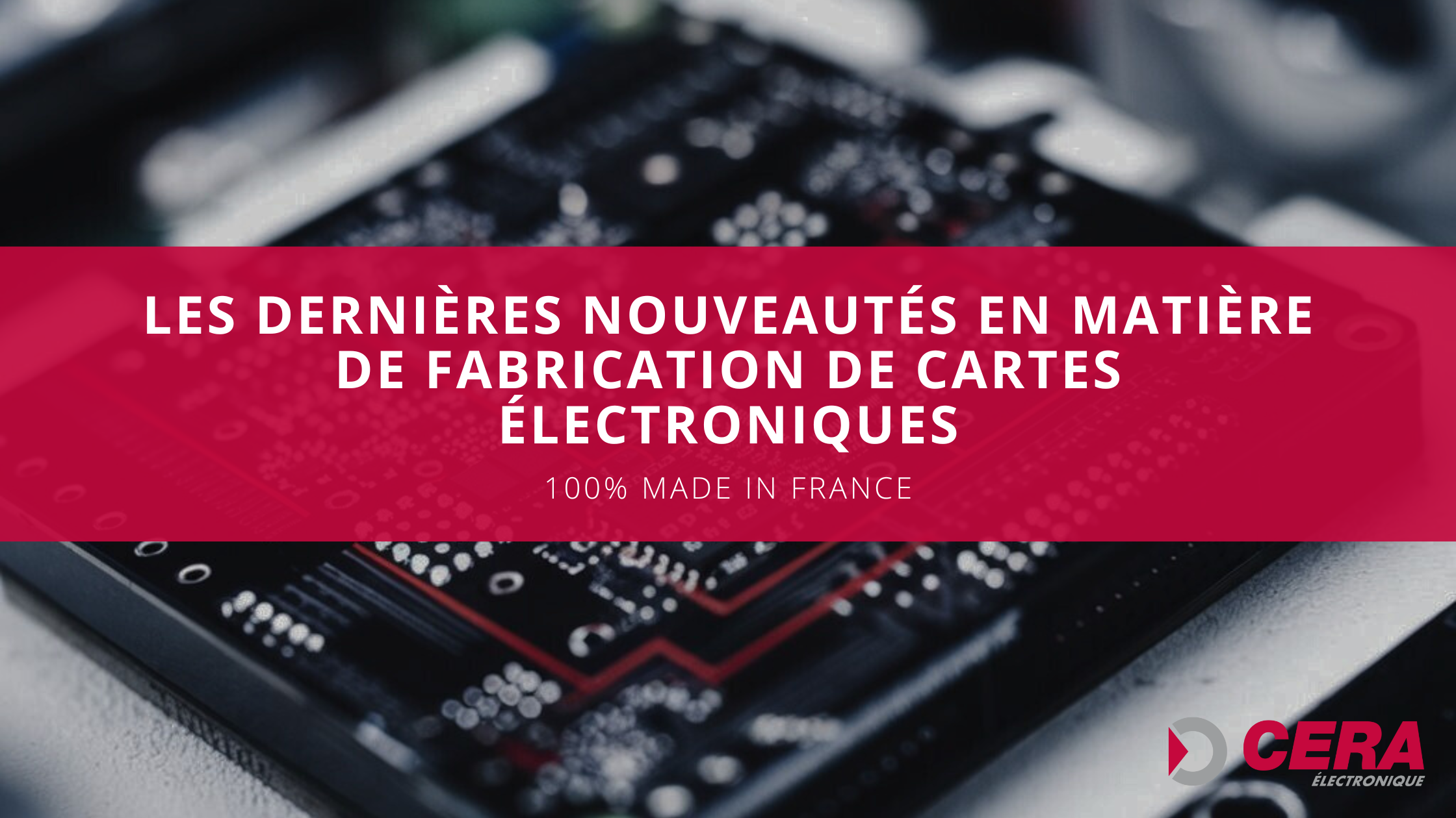 Gros plan sur une carte électronique miniaturisée noire avec des pistes rouges, montrant des composants CMS ultra-petits et des microvias, illustrant les avancées en miniaturisation des cartes électroniques.